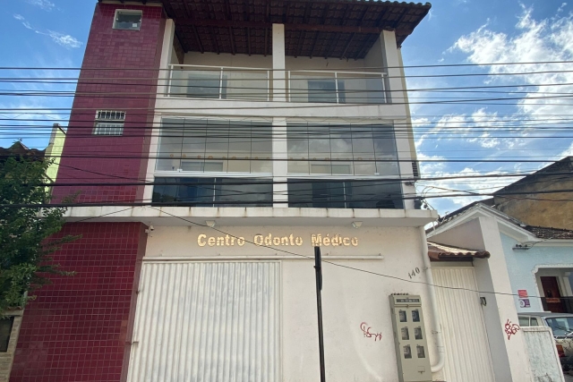 VENDO  APARTAMENTO NESTE PRÉDIO COM 2 QUARTOS 