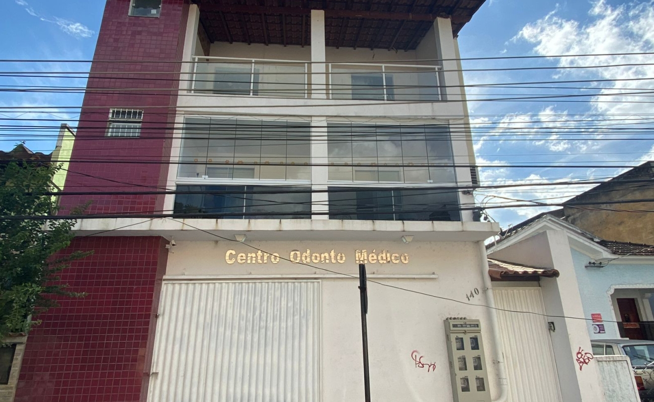 VENDO  APARTAMENTO NESTE PRÉDIO COM 2 QUARTOS  - 