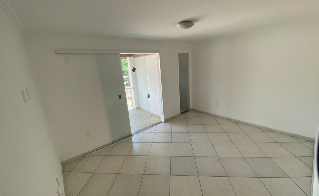 VENDO  APARTAMENTO NESTE PRÉDIO COM 2 QUARTOS  - 