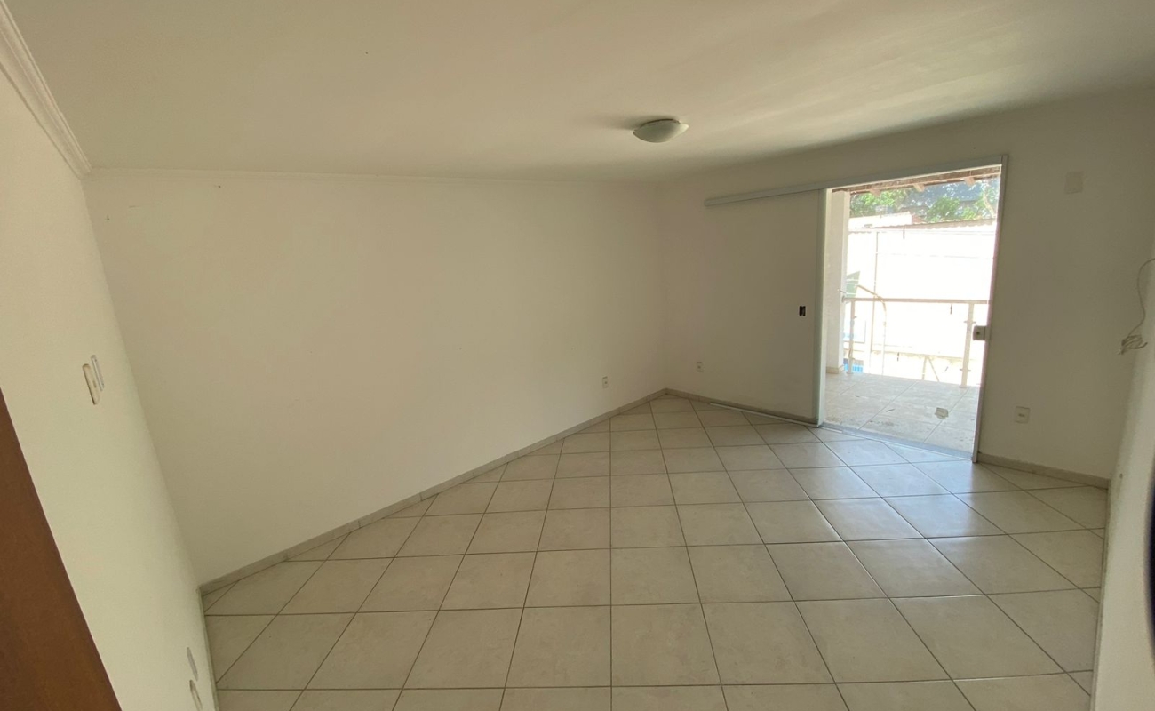 VENDO  APARTAMENTO NESTE PRÉDIO COM 2 QUARTOS  - 