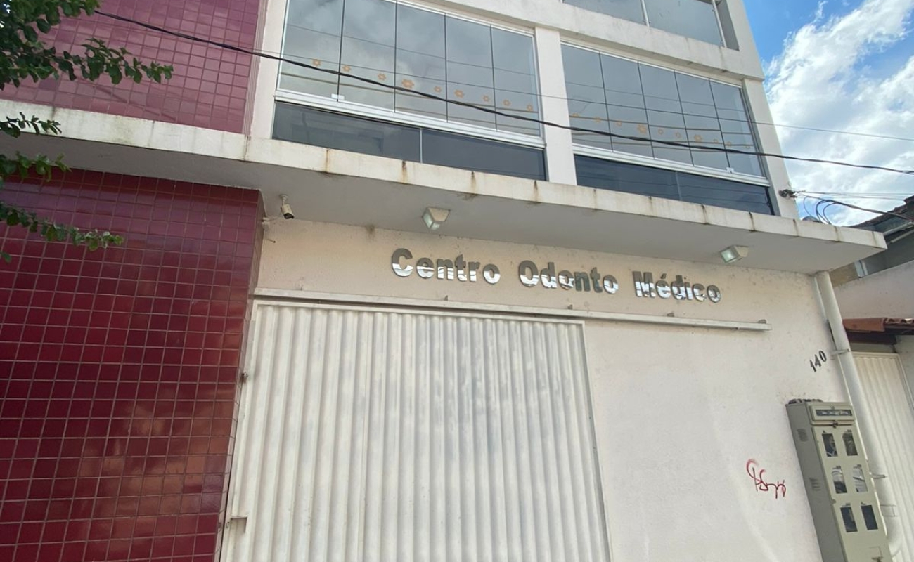 VENDO  APARTAMENTO NESTE PRÉDIO COM 2 QUARTOS  - 