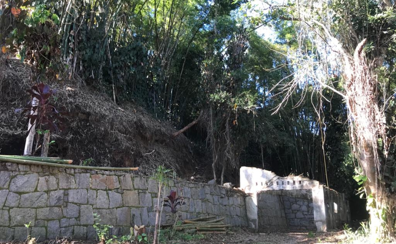 VENDO ESTE TERRENO EM 5 LAGOS - 